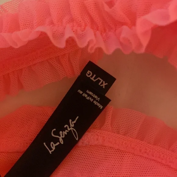Neon pink ruffle g-string - Picture 2 of 3